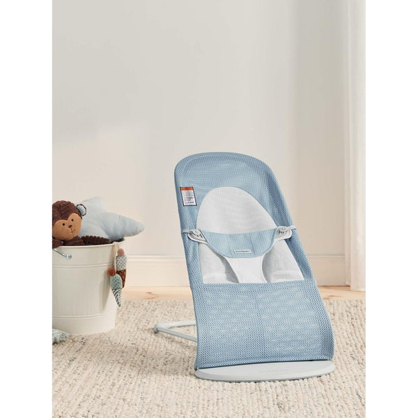 BabyBjörn Bouncer Balance Soft, hellgrauer Rahmen, Mesh, himmelblau/weiß
