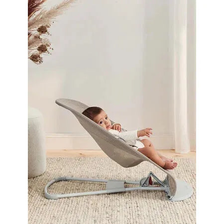 BabyBjörn Bouncer Balance Soft, hellgrauer Rahmen, Mesh, Graubeige/Weiß