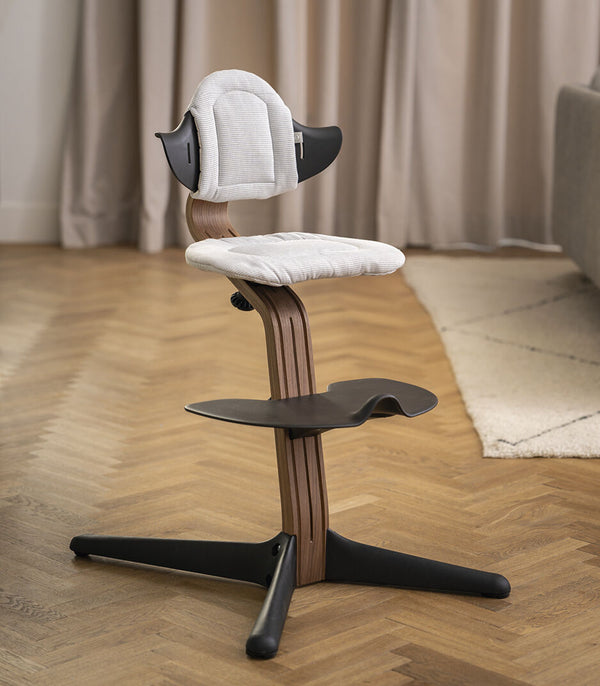 Stokke® Nomi® Stuhl Walnuss / Black + Babyset gratis