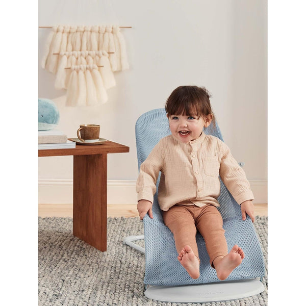 BabyBjörn Bouncer Balance Soft, hellgrauer Rahmen, Mesh, himmelblau/weiß