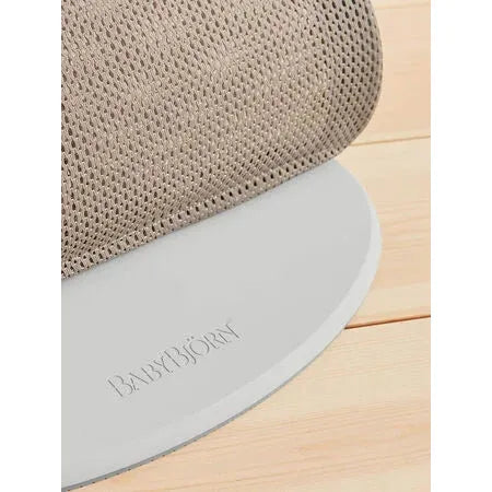 BabyBjörn Bouncer Balance Soft, hellgrauer Rahmen, Mesh, Graubeige/Weiß